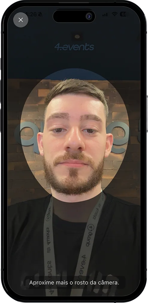 Participante cadastrando biometria facial de casa pelo celular